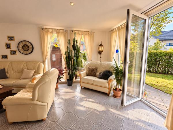 Wohnbereich mit Zugang zur Terrasse
