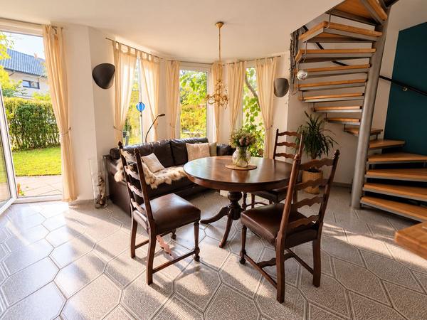 Essbereich mit Treppe ins Dachgeschoss