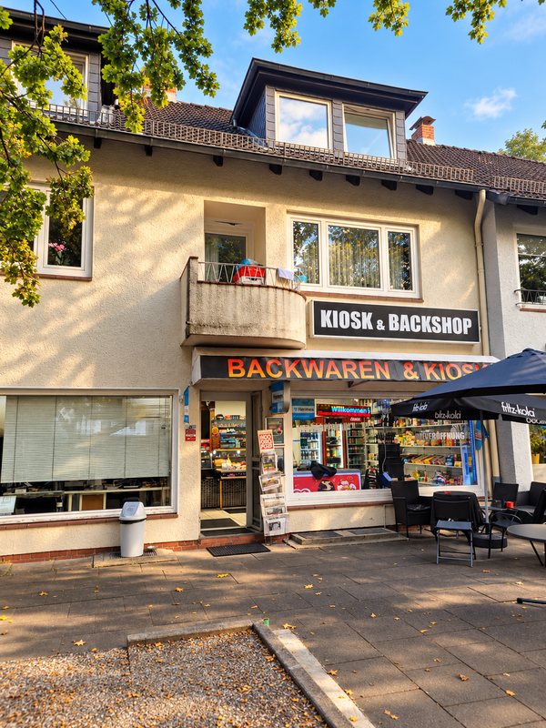 Vorderansicht mit den beiden Gewerbeeinheiten