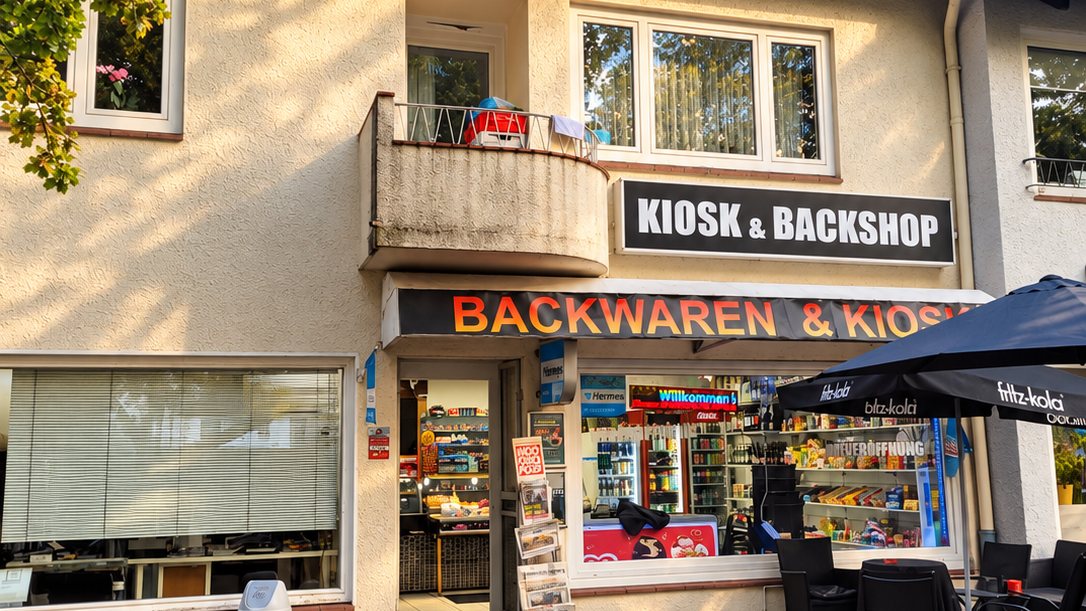 Vorderansicht mit den beiden Gewerbeeinheiten