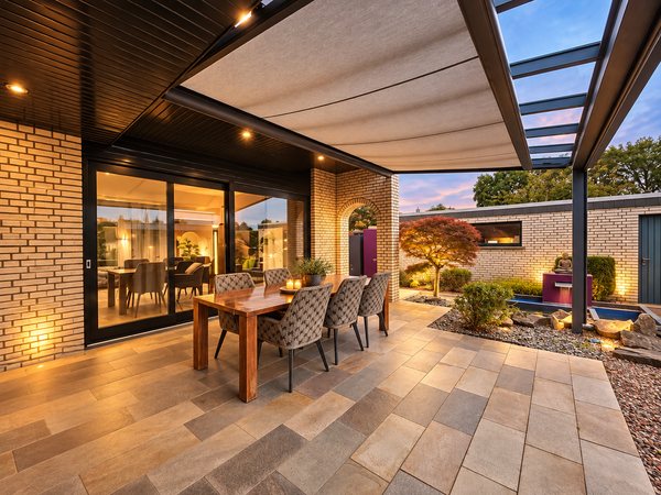Überdachte Terrasse mit Markise